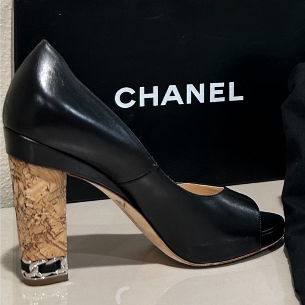 EUC CHANEL Black Leather Heels with Cork Detail - size 6 - come w box and caps - Picture 10 of 11